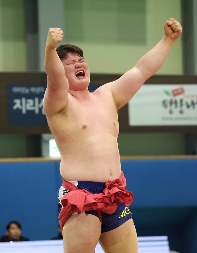 장성우가 28일 강원특별자치도 평창군 진부생활체육관에서 열린 '위더스제약 2024 민속씨름 평창오대산천장사씨름대회' 백두장사에 오른 뒤 포효하고 있다. 대한씨름협회
