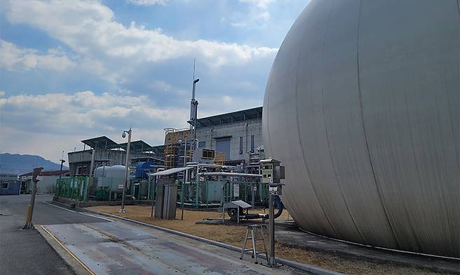 22일 충북 충주시에 위치한 충주음식물에너지바이오센터 전경. 음식물쓰레기를 통해 만들어진 바이오가스는 탱크(오른쪽)에 저장된 후 일련의 과정을 거쳐 수소로 바뀐다.