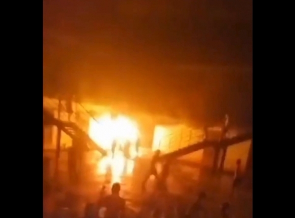사진=과야킬 지방교도소에서 재소자들이 불을 지르면서 폭동을 중계하고 있다