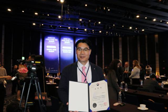 권선욱 솔루엠 비나 프로가 28일 '2024 통상협정 분야 유공자 포상' 행사에서 받은 산업통상자원부 장관 표창장을 들어보이고 있다. 사진제공=솔루엠