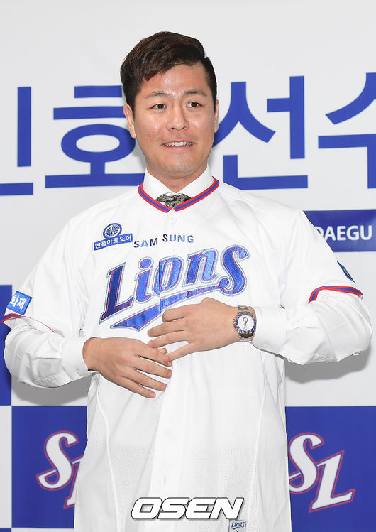 강민호가 지난 2017년 11월 롯데 자이언츠에서 삼성 라이온즈로 이적할 당시, 입단식 모습.