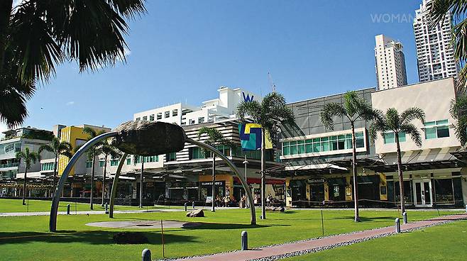 감각적인 건물과 깨끗한 공원이 어우러진 하이스트리트.