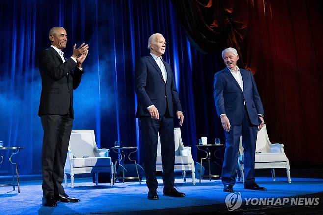 조 바이든 미국 대통령(가운데)과 버락 오바마 전 대통령(왼쪽), 빌 클린턴 전 대통령 [뉴욕 AFP=연합뉴스. 재판매 및 DB 금지]