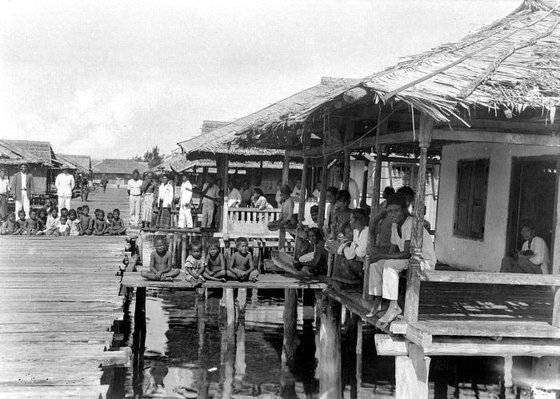 1925년경 촬영한 바자우족 마을 풍경.