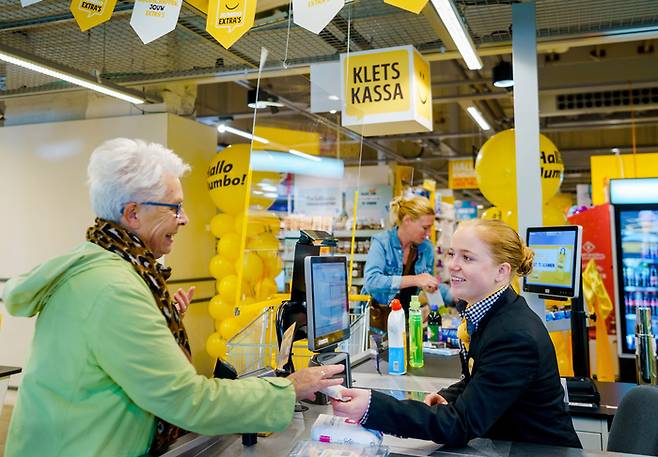 네덜란드 슈퍼마켓 체인 ‘점보’에서 고객이 계산원과 대화를 나누는 모습. 점보는 노인인구의 외부활동을 활성화하고 외로움을 해소하기 위해 2019년 ‘수대계산대(Kletskassa)’를 오픈했다. 점보 홈페이지 제공