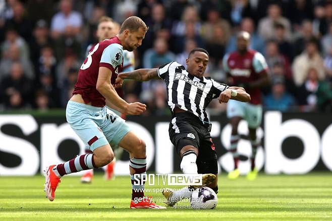 ▲ 뉴캐슬 유나이티드는 30일(한국시간) 영국 타인위어주의 세인트 제임스 파크에서 열린 2023-24시즌 잉글랜드 프리미어리그 30라운드에서 웨스트햄 유나이티드에 4-3 승리를 거뒀다. 후반 초반까지 1-3으로 끌려가던 뉴캐슬은 경기 종료 직전 하비 반스의 역전골로 대 역전극을 완성했다.