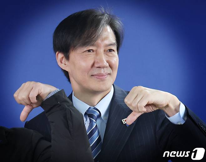 조국 조국혁신당 대표가 29일 서울 여의도 중앙당사에서 열린 '파란불꽃펀드 참여자 감사의 만남' 행사에서 손으로 '기호 9번'을 표현하고 있다. 2024.3.29/뉴스1 ⓒ News1 송원영 기자