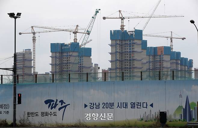 경기 파주시 GTX 운정역 공사 현장 외벽에 ‘강남 20분 시대 열린다’는 문구가 적혀 있다. 2024.03.28 권도현 기자