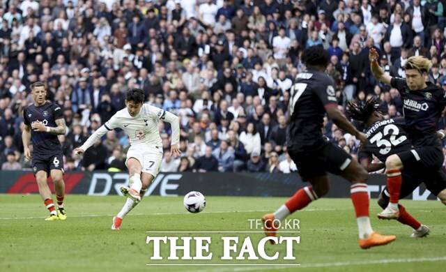 지난 3월 30일(토)부터 4월 1일(월)까지 진행된 잉글리시 프리미어리그(EPL) 7경기 및 스페인 프리메라리가(라리가) 7경기 등 총 14경기를 대상으로 하는 축구토토 승무패 20회차 게임에서 1등 적중이 5건 발생했다. 사진은 브레넌 존슨의 패스를 오른발 슛으로 연결하는 손흥민./런던=AP.뉴시스