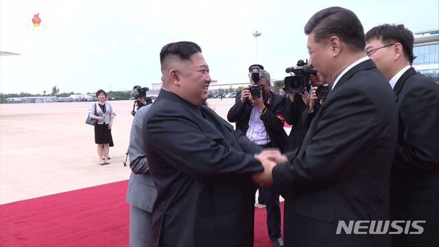 김정은이 지난해 방북한 시진핑 주석을 환송하고 있다. /뉴시스