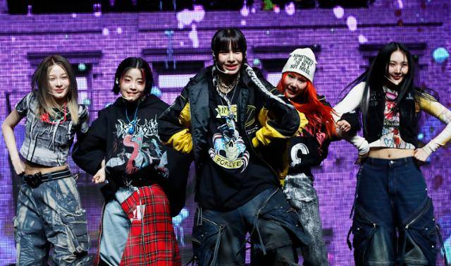 그룹 영파씨가 지난달 서울 마포구 서교동 스퀘어 라이브홀에서 신곡 'XXL'을 부르며 춤을 추고 있다. 서태지와 아이들의 히트곡 '컴백홈'을 오마주해 만든 곡이다. 뉴스1