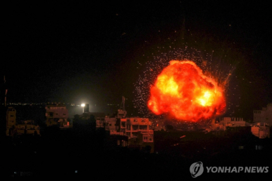 26일(현지시간) 가자지구 남부 라파에서 이스라엘군의 폭격으로 시뻘건 화염이 솟구치고 있다. AFP 연합뉴스