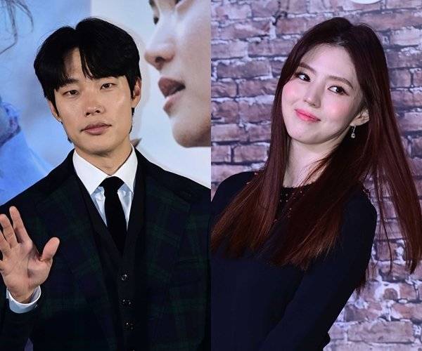 배우 류준열과 한소희(왼쪽부터)가 2주간의 떠들썩한 공개 연애에 종지부를 찍었다. 스포츠동아DB