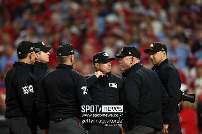 ▲ 월드시리즈를 앞두고 모인 심판들. 메이저리그 사무국은 마이너리그 트리플A와 싱글A 플로리다리그(FSL)에서 ABS(자동 투구 판정 시스템)를 활용한 실험을 이어나간다.