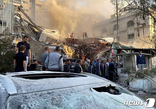 시리아 다마스쿠스 주재 이란 영사관이 이스라엘의 폭격을 받아 붕괴됐다고 로이터통신 등이 1일(현지시간) 보도했다. 2024.4.1 ⓒ 로이터=뉴스1 ⓒ News1 강민경 기자