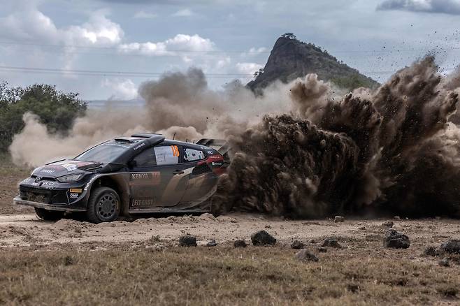 일본 드라이버 다카모토 카츠타가 케냐 나이바샤에서 열린 월드 랠리 챔피언십(WRC) 사파리 스페셜 스테이지에서 질주하고 있다. 2024.3.30 /AFP 연합뉴스