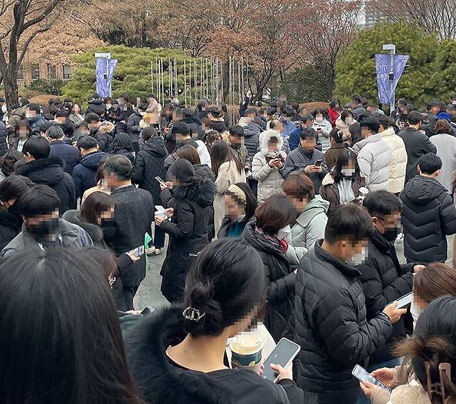 16일 오후 12시 30분쯤 서울 중구 서울시립미술관 앞 공터에 한 인터넷 은행의 스마트폰 앱으로 ‘10원 줍기’를 하기 위해 200여 명이 몰려 있다. /정상봉 인턴기자