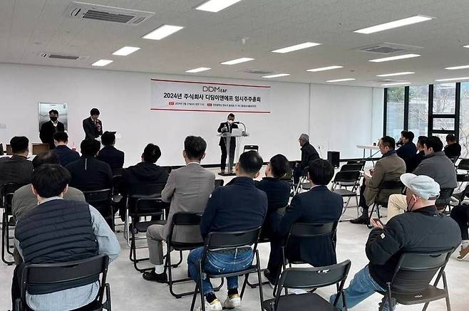 지난달 27일 디딤이앤에프 인천 연수구 송도동에 송도대홍프라자 2층에서 임시 주주총회에서 최대주주 김상훈(46)씨가 발언하고 있다. / 독자 제공