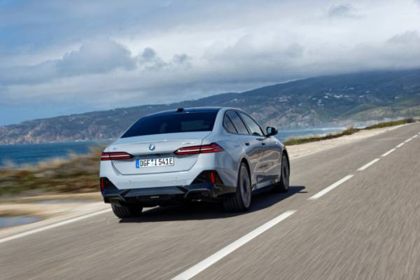 ▲BMW i5 eDrive 40 후면 디자인. 가로형 리어램프와 트렁크 조작부(손잡이) 부분을 일직선으로 이은 듯한 디자인이다. (사진제공=BMW코리아)