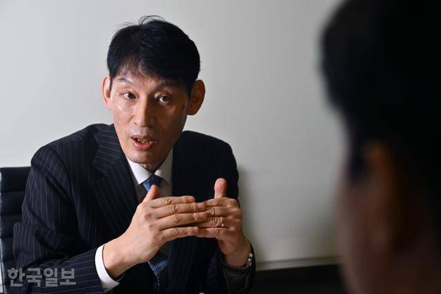 정치컨설팅 민 박성민 대표가 지난 1일 서울 광화문에서 4·10 총선을 9일 앞두고 진행된 한국일보와의 인터뷰에서 박석원 논설위원과 총선 전망을 얘기하고 있다. 최주연 기자 juicy@hankookilbo.com