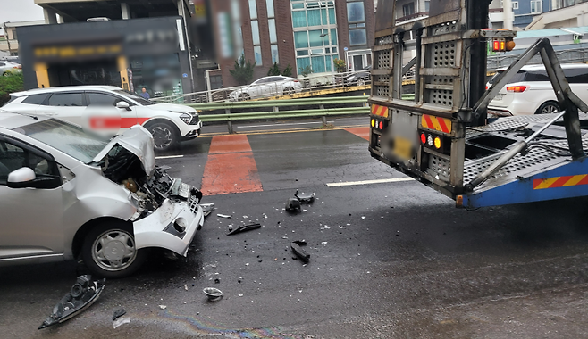 오늘(3) 제주시 한 도로에서 경차가 앞에 있던 트럭을 들이 받은 사고 현장