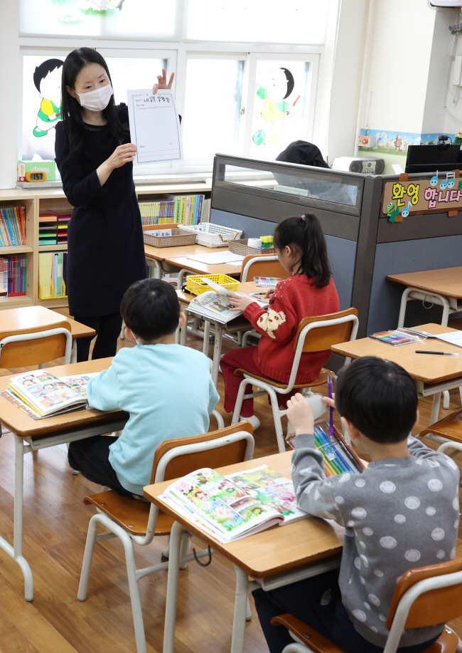 늘봄학교가 운영을 시작한 지난달 4일 서울의 한 초등학교 교실에서 어린이들이 방과 후에 책을 읽는 수업을 듣고 있다.  연합뉴스