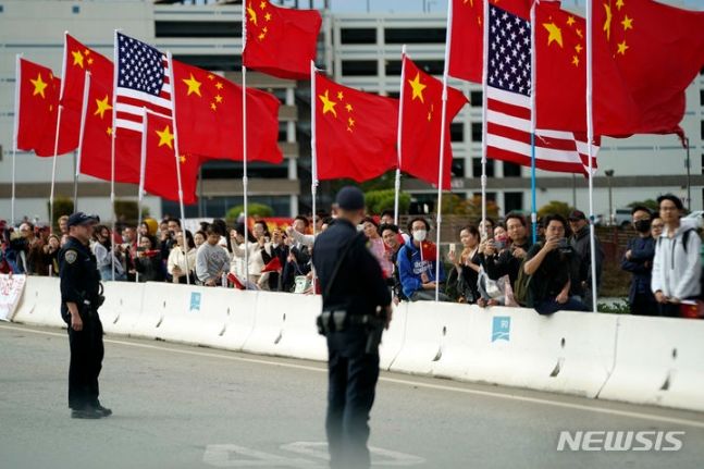 [샌프란시스코=AP/뉴시스]미국 캘리포니아주 샌프란시스코에 미국과 중국 국기가 걸려있는 모습 2023.11.16 photo@newsis.com *재판매 및 DB 금지