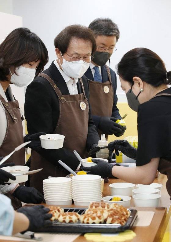 조희연 서울교육감이 지난해 5월 오전 조식 시범 학교인 서울 은평구 선일여자중학교에서 아침식사를 준비하고 있다. 뉴스1