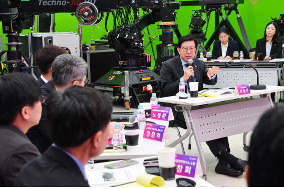박형준 부산시장이 4일 해운대구 부산영화촬영스튜디오에서 열린 제14차 부산미래혁신회의를 주재하고 있다. 부산시 제공