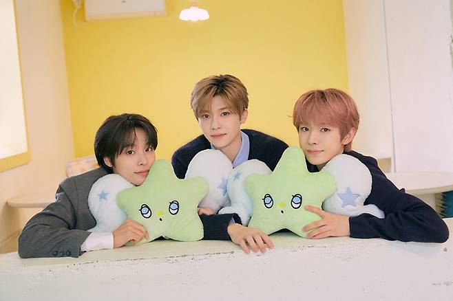 리쿠, 시온, 유우시가 포즈를 취하는 모습. SM엔터테인먼트 제공