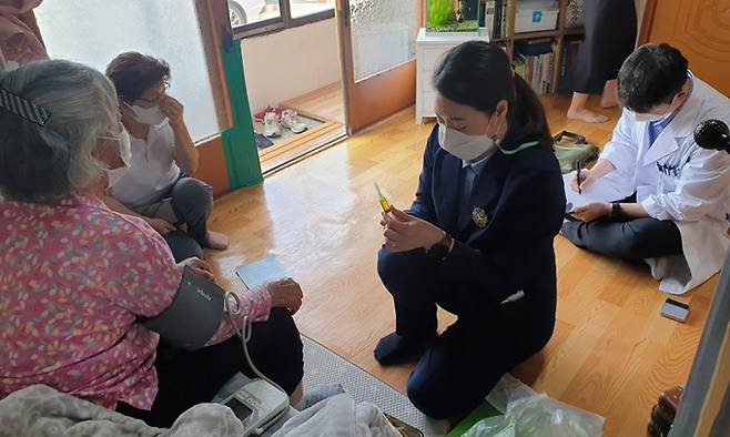 충남 천안시 ‘찾아가는 노인 의료돌봄 통합지원팀’ 의료진이 거동이 불편한 노인들의 건강 상태를 점검하고 있다. 천안시 제공