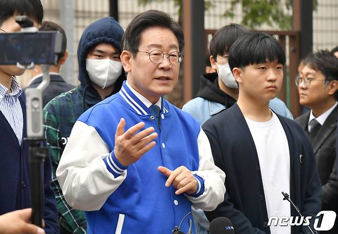 이재명 더불어민주당 대표가 제22대 국회의원선거 사전투표 첫날인 5일 대전 중구 대전평생교육진흥원에서 사전투표 마치고 취재진 질문에 답하고 있다. (공동취재) 2024.4.5/뉴스1 ⓒ News1 구윤성 기자