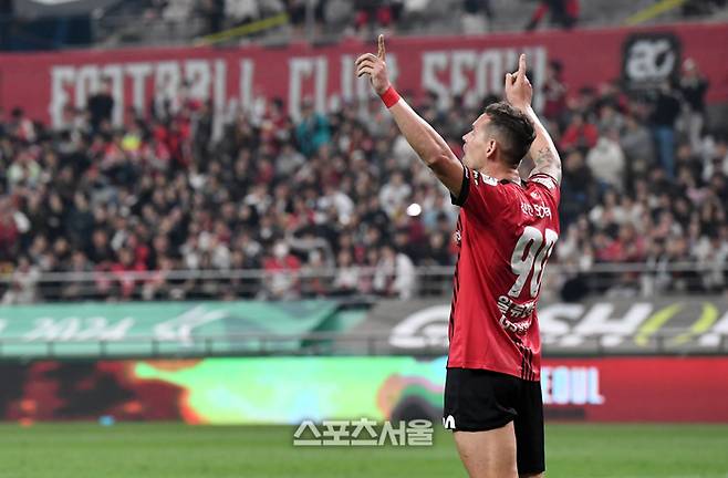 FC서울 일류첸코가 3일 서울월드컵경기장에서 열린 2024 K리그1 김천 상무와 경기에서 멀티 골을 기록한 뒤 세리머니를 하고 있다. 박진업 기자 upandup@sportsseoul.com