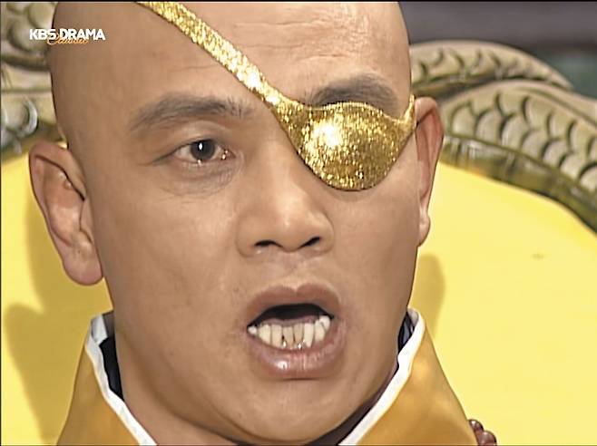 드라마 '태조 왕건'에서 궁예(배우 김영철)가 신하들이 모인 자리에서 관심법을 쓰다 누군가 기침을 하자, "누가 기침 소리를 내었는가?"라며 꾸짖는 장면. /KBS 유튜브