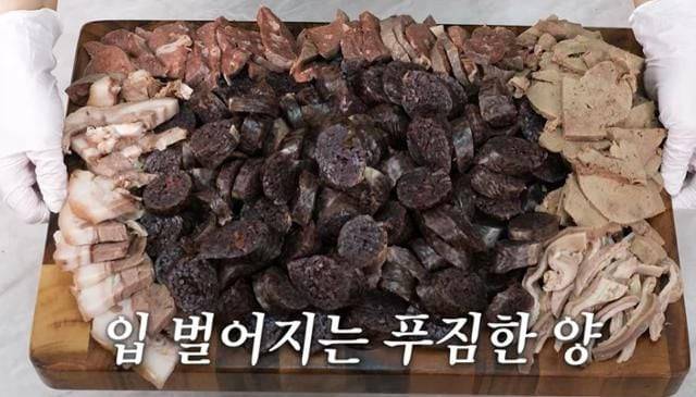 유튜버 떡볶퀸이 지난 2월 경동시장의 한 순댓집을 방문해 구매한 1만원어치 순대./유튜브 채널 '떡볶퀸'