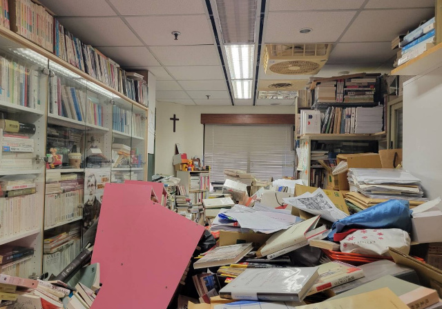 3일(현지시간) 대만 이란현에 위치한 김혜옥 이란대복교회 목사의 서재 모습. 강진으로 쓰러진 가구와 바닥에 떨어진 책들이 엉클어져 있다. 김 목사 제공