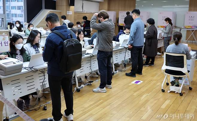 5일 오전 서울 영등포구 여의동주민센터에 마련된 제22대 국회의원선거 사전투표소에서 시민들이 본인확인을 하고 있다. 2024.04.05. 20hwan@newsis.com /사진=뉴시스