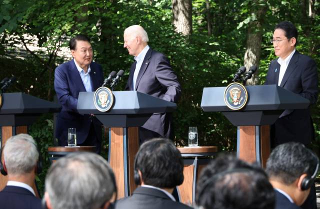▲윤석열 대통령이 워싱턴DC 인근 미국 대통령 별장인 캠프 데이비드에서 열린 한미일 정상 공동기자회견에서 발언을 마친 뒤 조 바이든 미국 대통령과 악수하고 있다. ⓒ연합뉴스