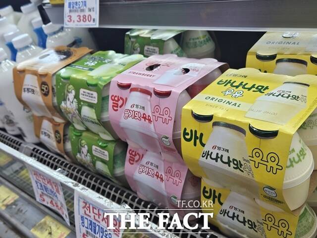 지난 4일 서울 영등포구 한 식자재마트에 빙그레 '바나나맛우유', '딸기맛우유', '메로나맛우유', '투게더맛우유' 제품이 진열돼 있다. /우지수 기자