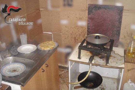 아르마니 명품백이 만들어진 이탈리아 북부 밀라노 인근의 중국 공장의 주방 시설./AP=연합뉴스