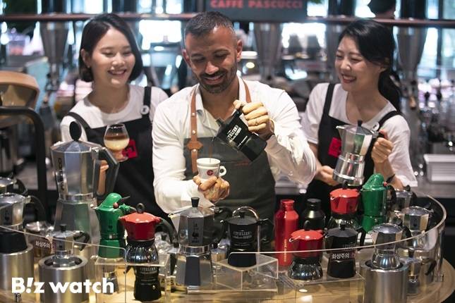 커피전문점 파스쿠찌의 이탈리아 콘셉트 특화 매장에서 바리스타 에디(가운데)가 모카포트 커피 추출 시연을 하고 있다. /사진=이명근 기자 qwe123@