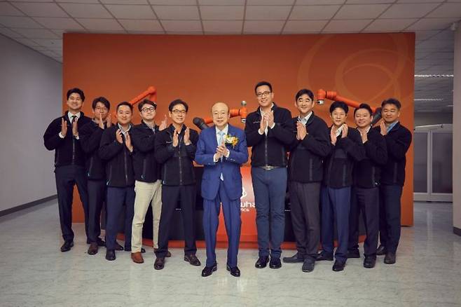 김승연 한화그룹 회장이 한화로보틱스를 방문해 임직원들과 단체사진을 찍고 있다. 사진제공=한화그룹