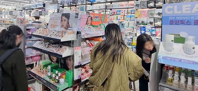 서울 시내 한 다이소 매장에서 고객들이 제품을 살펴보고 있다. 사진=오정민 한경닷컴 기자