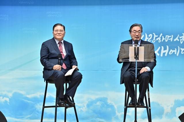 김종회 경희대 전 교수가 7일 경기도 용인 새에덴교회에서 열린 시 콘서트에서 소강석 목사에게 질문하고 있다. 새에덴교회 제공