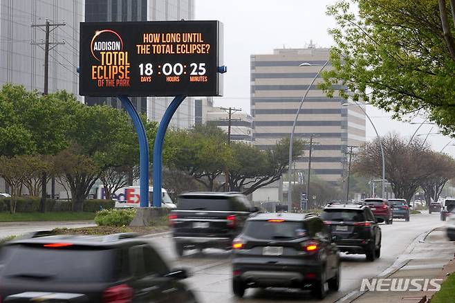 [애디슨( 미 텍사스주)=AP/뉴시스] 텍사스주 간선도로에 3월 21일부터 등장한 개기일식까지 남은 시간 카운트 다운 전광판.  2024. 04. 07.
