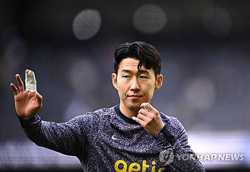 손흥민은 지난 3일 웨스트햄 유나이티드와의 프리미어리그 경기에 선발 출전하며 토트넘 홋스퍼 소속 400경기 출전을 달성했다. 토트넘은 손흥민의 400경기 출전을 기념하기 위해 여러 영상들을 비롯해 손흥민을 위한 축전들을 마련했다. 2015년 토트넘에 입단한 손흥민은 이제 토트넘의 레전드가 됐다. 사진 연합뉴스