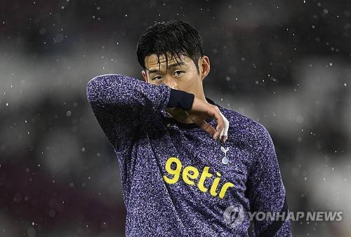 손흥민은 지난 3일 웨스트햄 유나이티드와의 프리미어리그 경기에 선발 출전하며 토트넘 홋스퍼 소속 400경기 출전을 달성했다. 토트넘은 손흥민의 400경기 출전을 기념하기 위해 여러 영상들을 비롯해 손흥민을 위한 축전들을 마련했다. 2015년 토트넘에 입단한 손흥민은 이제 토트넘의 레전드가 됐다. 사진 연합뉴스