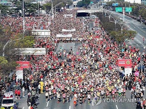 2024 대구마라톤 '힘찬 출발' (대구=연합뉴스) 윤관식 기자 = 7일 오전 대구 수성구 대구스타디움에서 열린 '2024 대구마라톤'에서 참가자들이 힘차게 출발하고 있다. 2024.4.7
psik@yna.co.kr