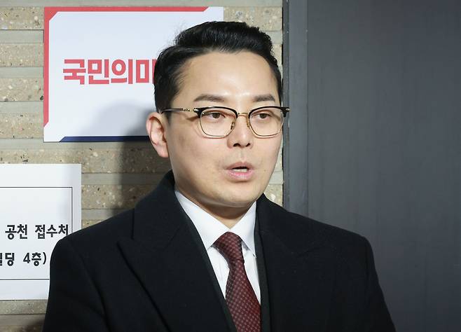 더불어민주당 이재명 대표의 배우자 김혜경 여사의 법인카드 사적 유용 의혹을 폭로한 조명현 씨가 지난달 8일 오전 국민의힘 비례 위성정당인 '국민의미래' 비례대표 후보 접수를 하기 위해 서울 여의도 당사로 향하며 취재진 질문에 답하고 있다. /연합뉴스