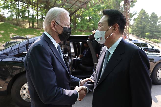 윤석열 대통령(오른쪽)과 조 바이든 미국 대통령이 지난 5월 22일 경기 평택 오산 미 공군기지 항공우주작전본부를 방문한 뒤 작별인사를 하고 있다./뉴시스